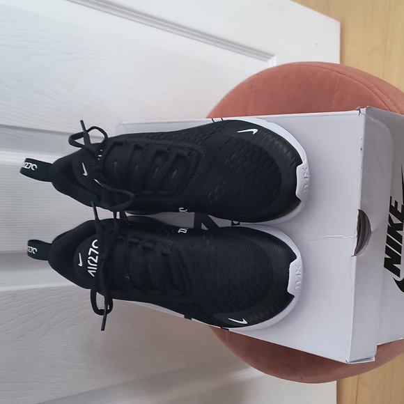 Nike Air Max 270 Athletic Shoes Womens Size 8.5 Black White NIB - Picture 3 of 10